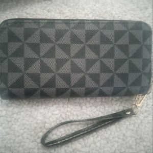 Wallet with 2 zipper compartments